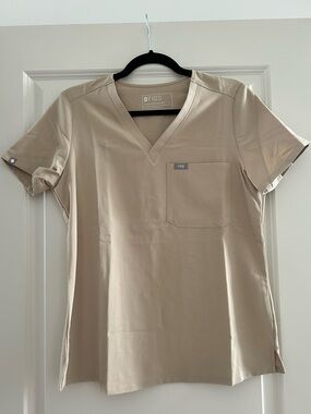 FIGS Casma V-Neck Scrub Top – Sandstone Beige – Women’s Small